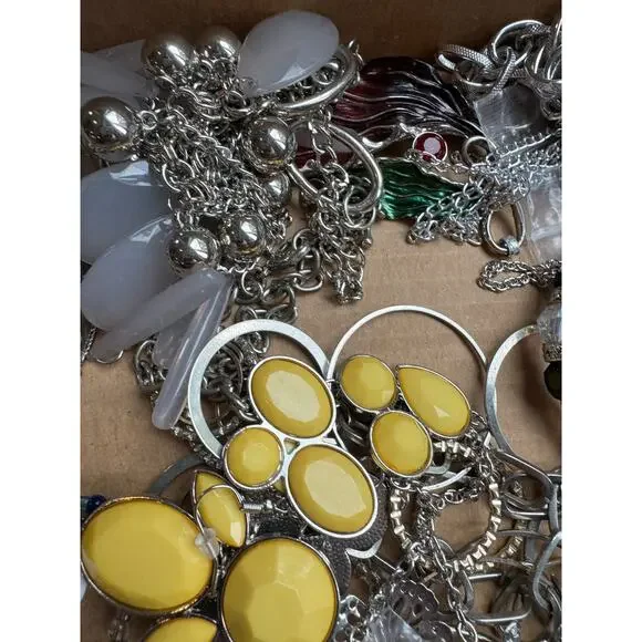 3lb jewelry mix. Craft. Wear. Resell. Vintage to now. - Picture 9 of 12